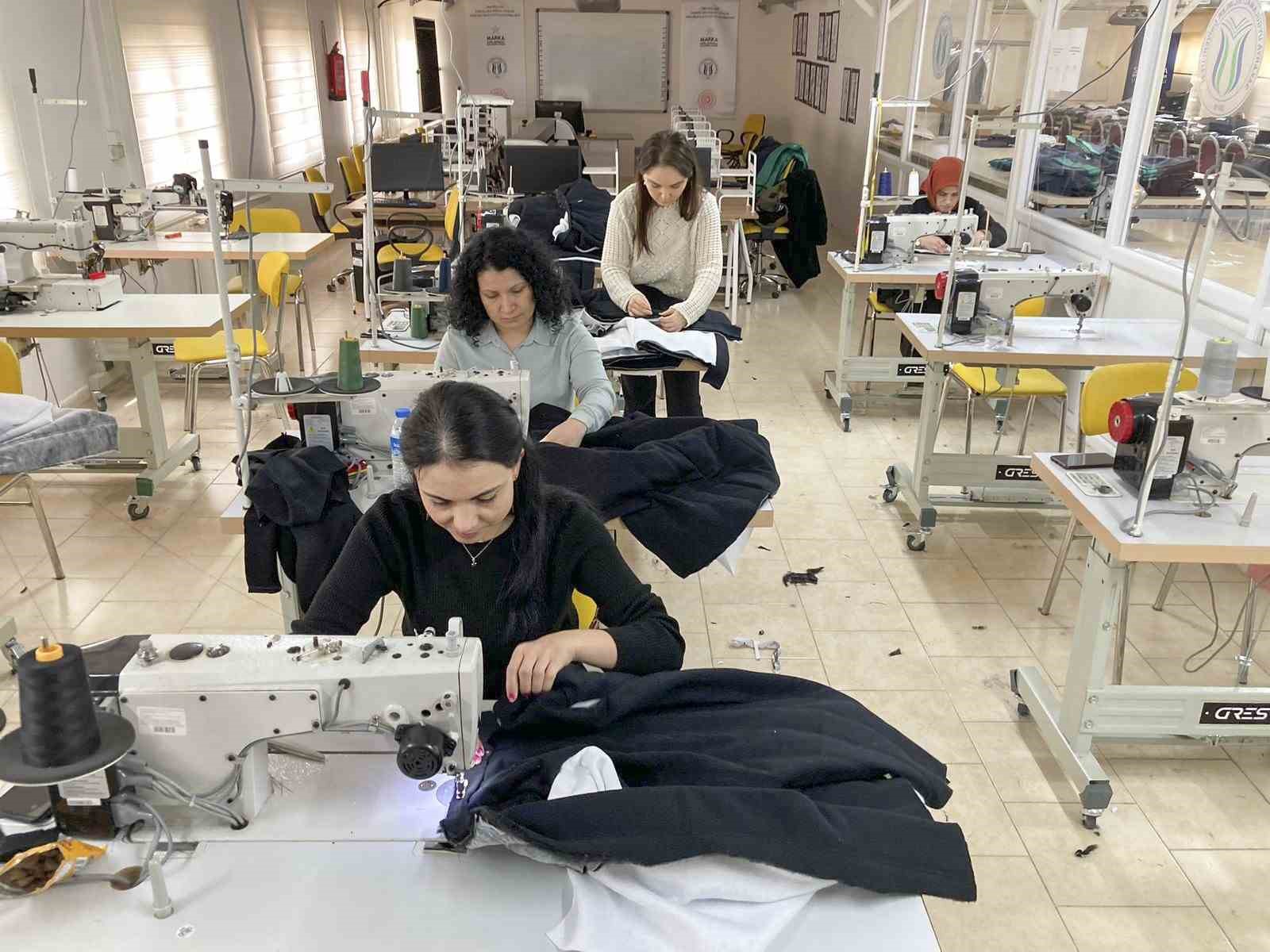 Depremzedeler için kışlık kıyafet üretiyorlar