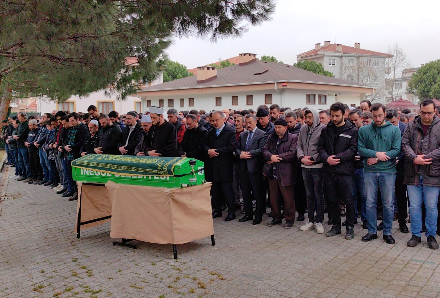 Pencereden düşerek ölen genç toprağa verildi