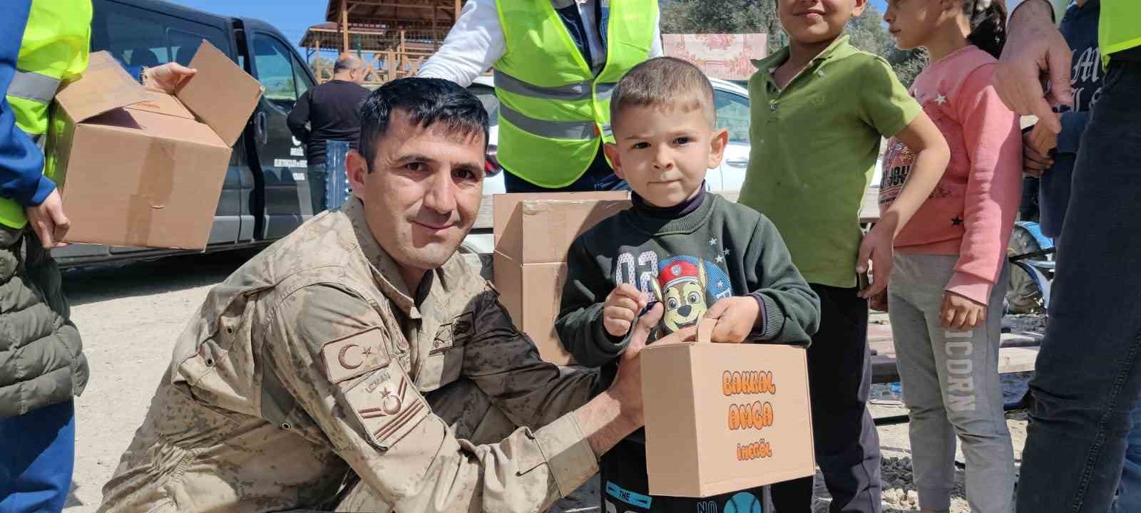 Bakkallar depremzede çocukların yüzünü güldürdü