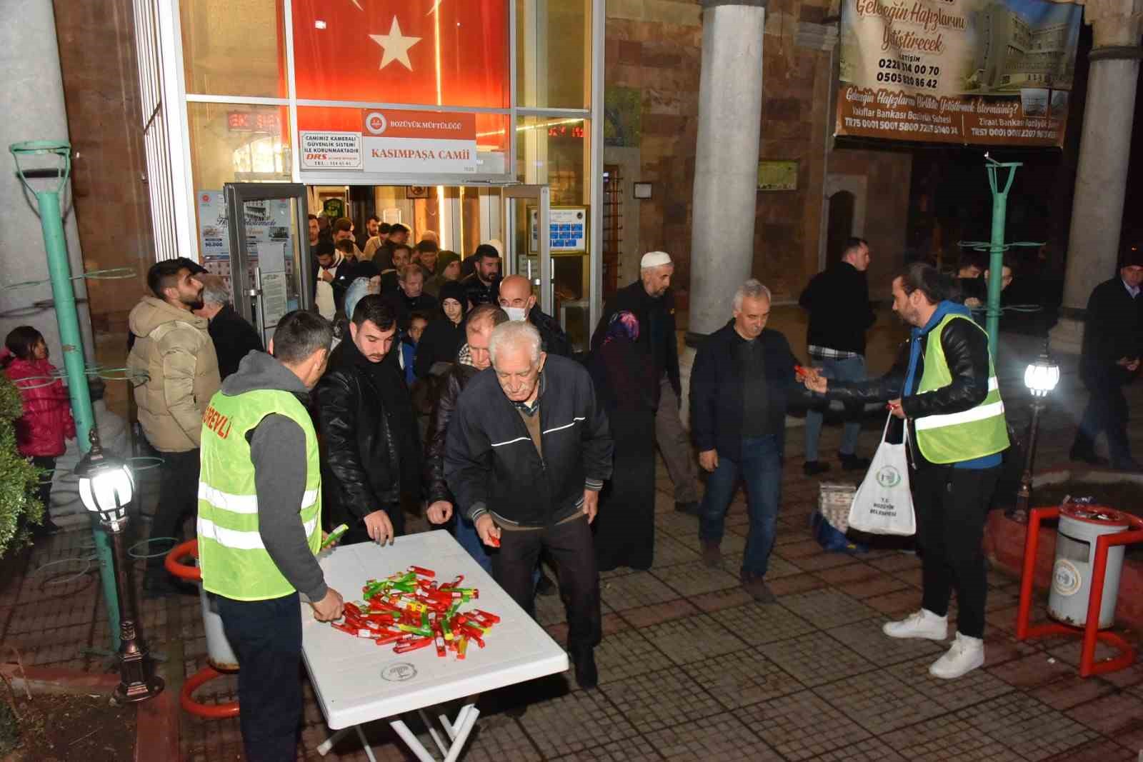 Bozüyük Belediyesi’nden Berat Kandili’nde şeker ikramı