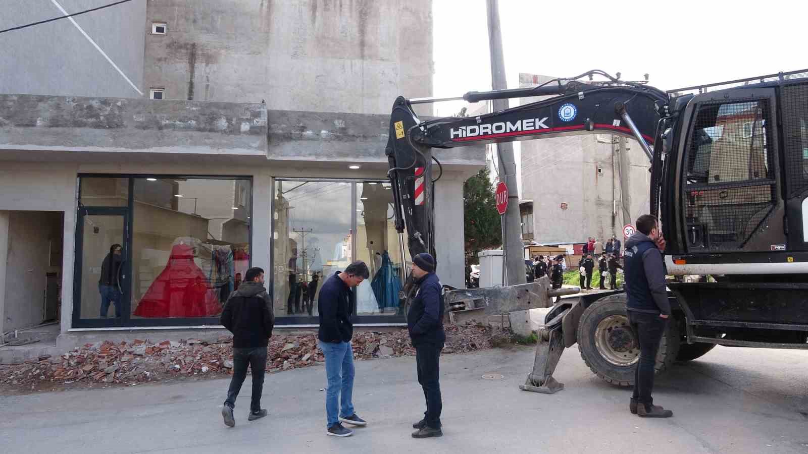 Yıkımı engellemek için kendilerini dükkana kilitlediler