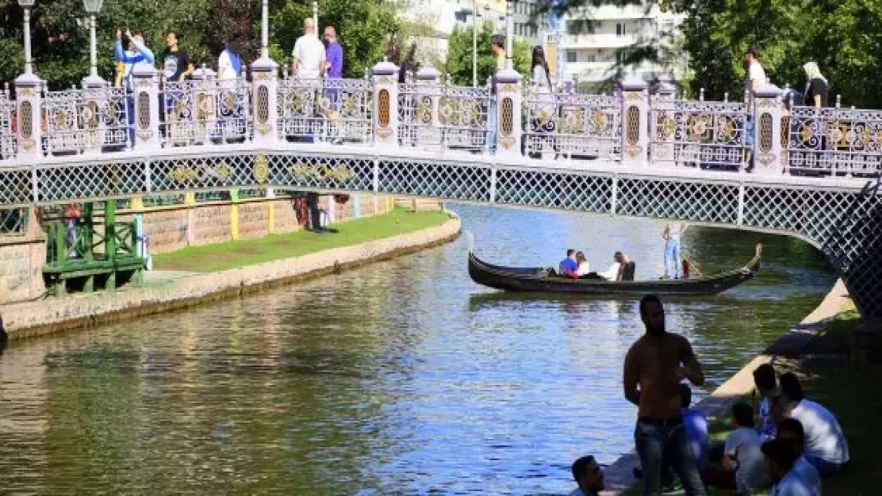 Güneşi görüce gondol turu yaptılar