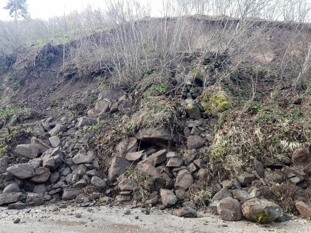 Heyelan mahalle yolunu kapattı