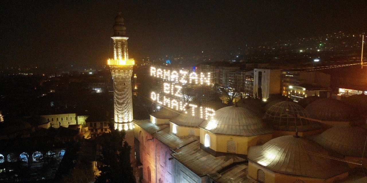 624 yıllık Ulu Cami’ye asılan Ramazan mahyası geceyi aydınlattı