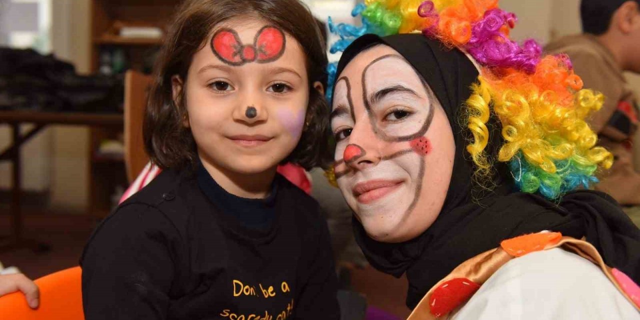 Depremzede çocukların yüzü gülüyor