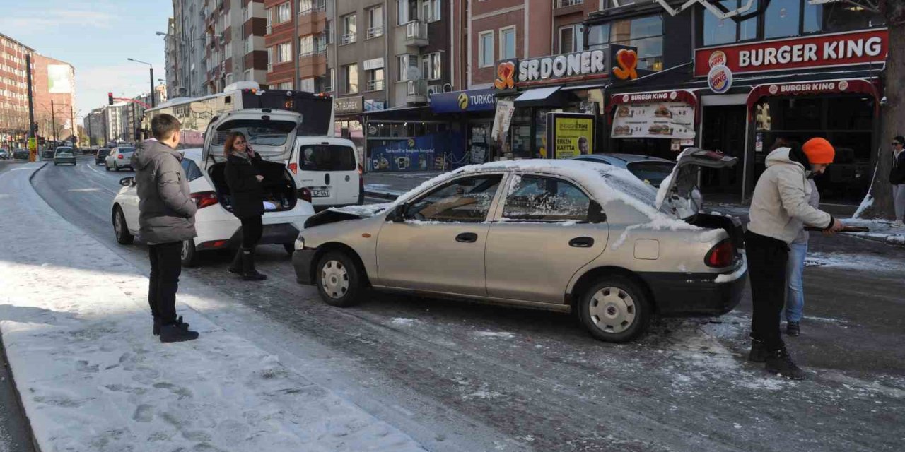 Buzlanan yollar kazaya sebep oldu