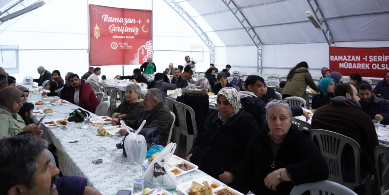 Her gün yüzlerce kişi iftar sofrasında buluşuyor