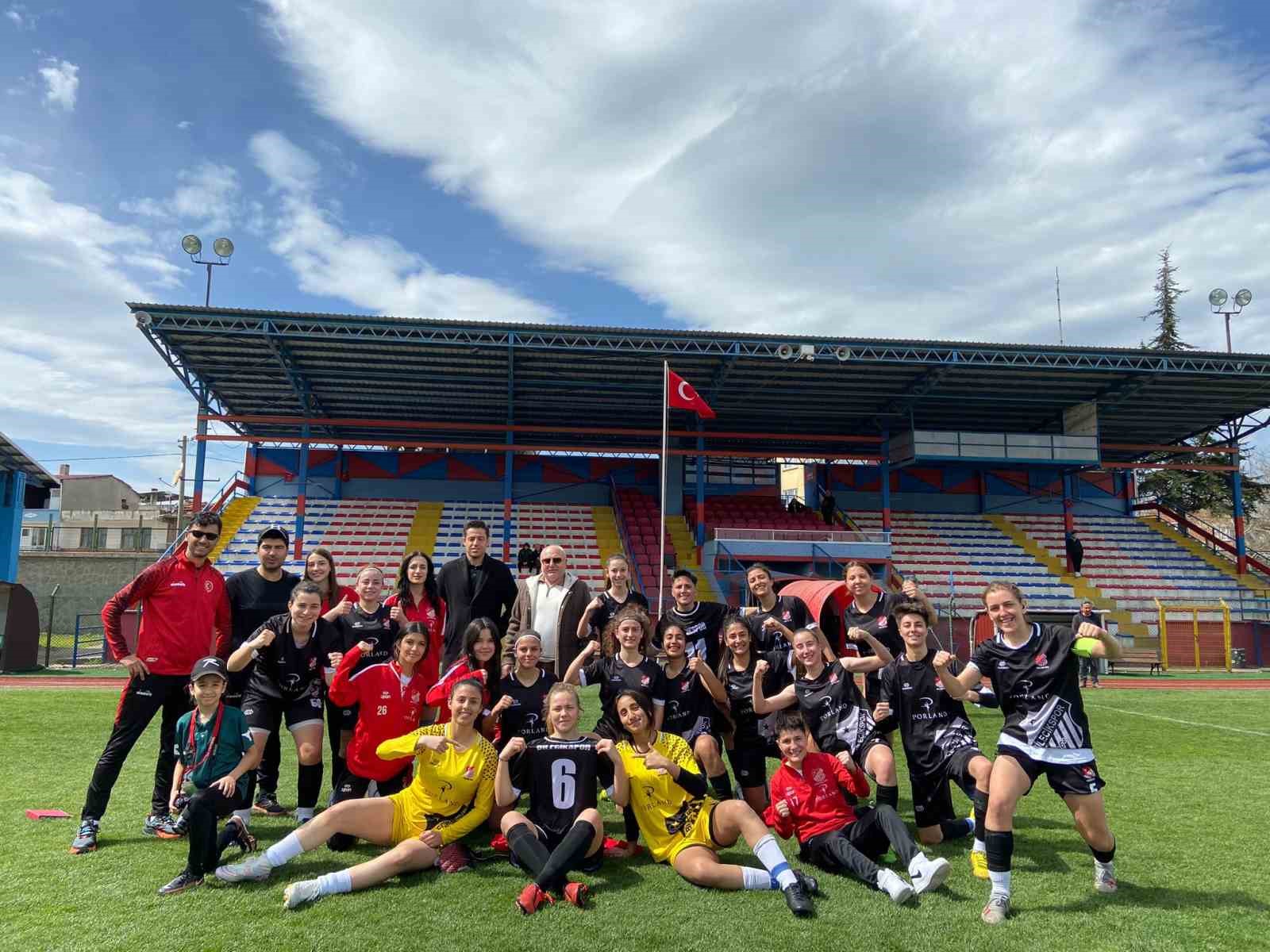 Bilecikspor bayan futbol takımı gol oldu yağdı