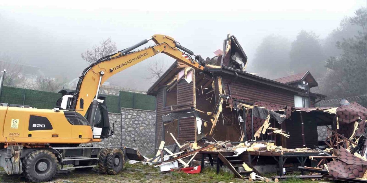 Uludağ yolundaki kaçak villa yıkıldı