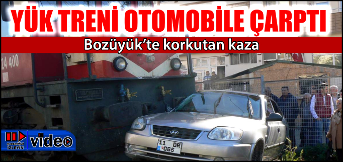 YÜK TRENİ OTOMOBİLE ÇARPTI