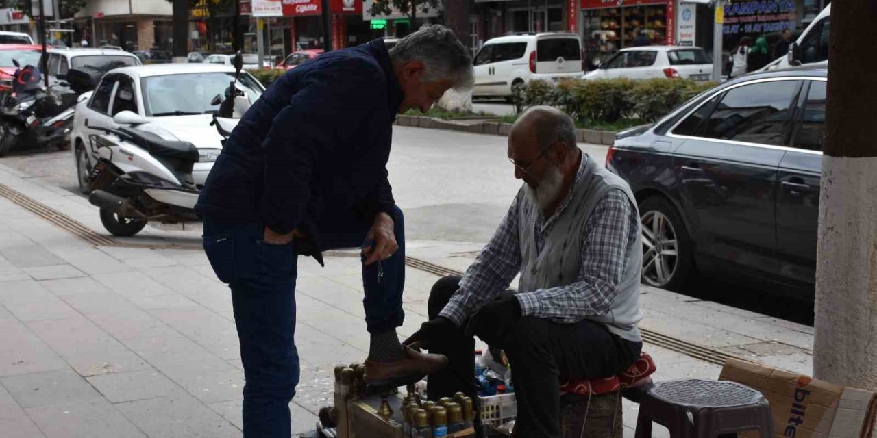 Ayakkabı boyayarak 6 evlat büyüttü