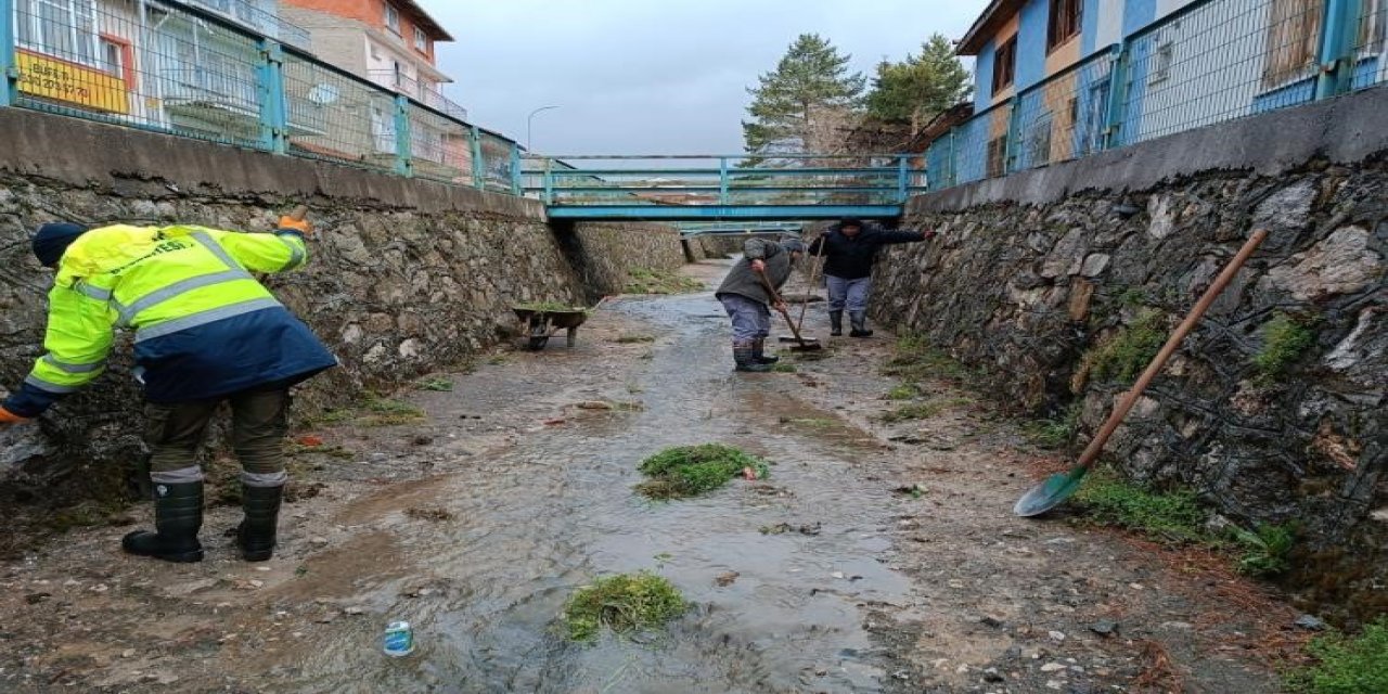 Taşkından korunma kanalında temizlik çalışmaları başlatıldı