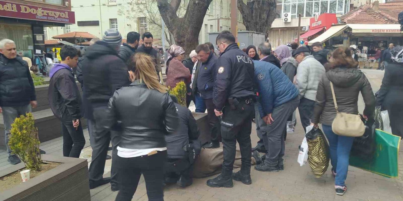 Eskişehir'de Aniden yere yığılan vatandaş korkuttu