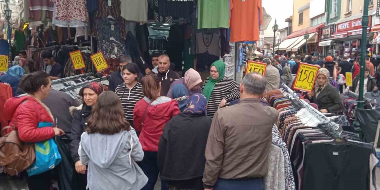 Kadın kıyafetleri satan mağazalarda alışveriş yoğunluğu daha fazla