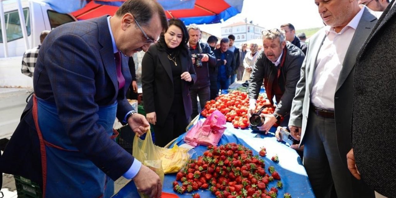 Bakan Dönmez pazarcı önlüğünü giydi