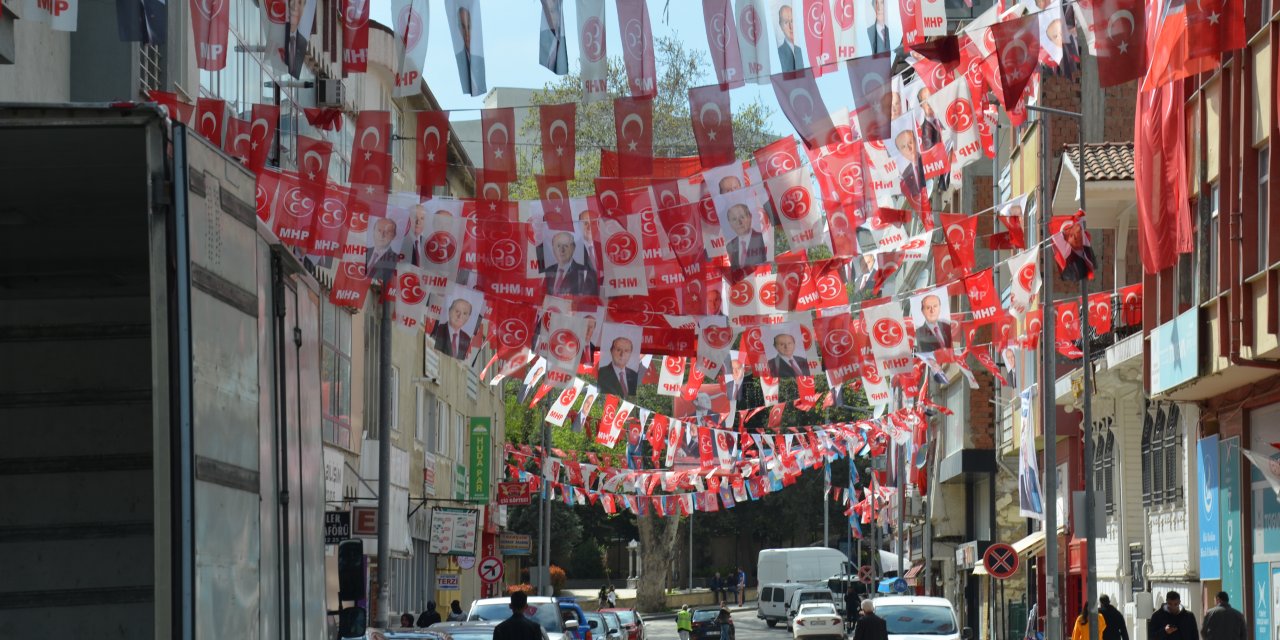 Caddeler parti bayraklarına büründü