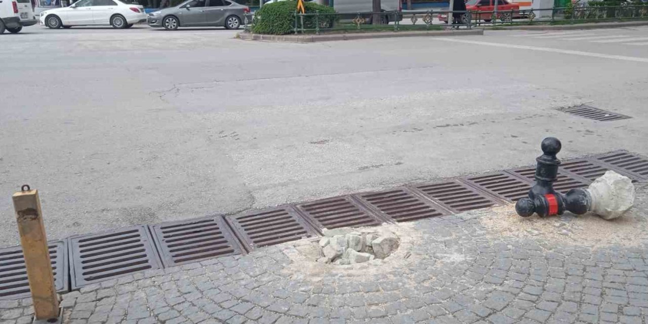 Trafiğe kapalı sokak girişindeki bu lobotu kim ne için söktü?