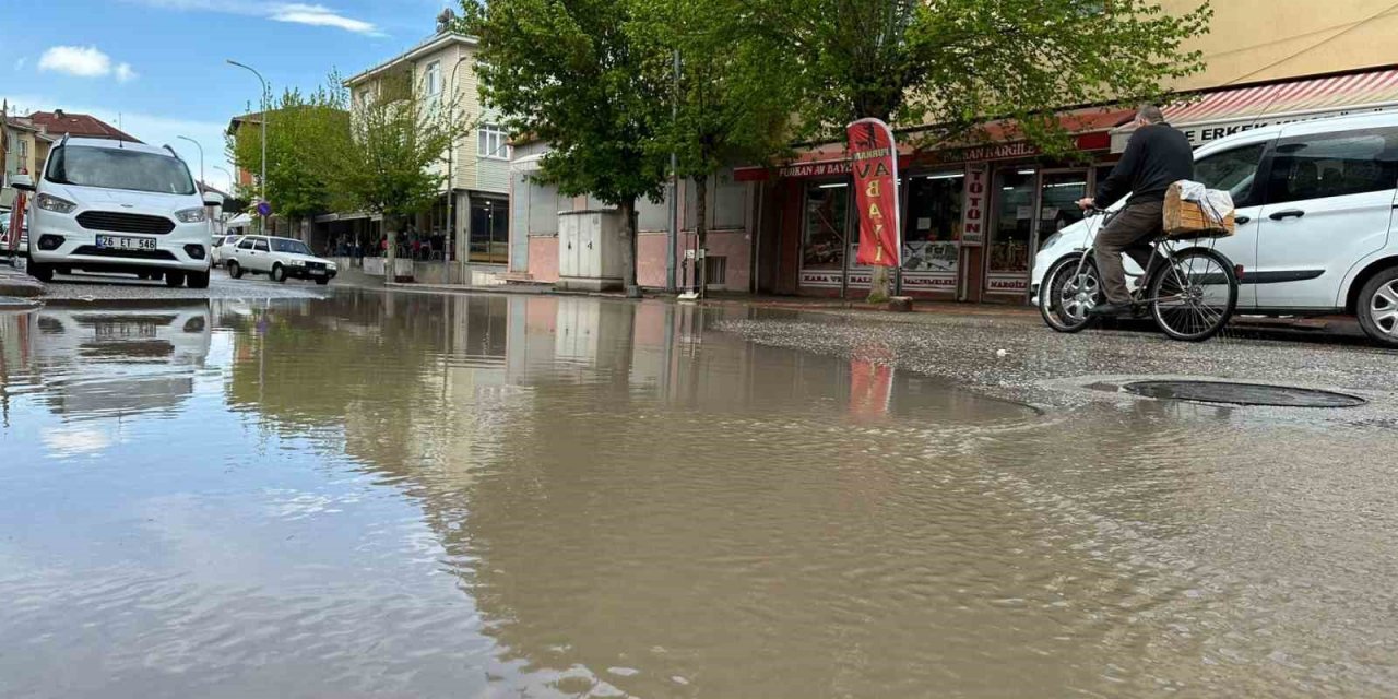Caddelerde biriken sular zor anlar yaşattı