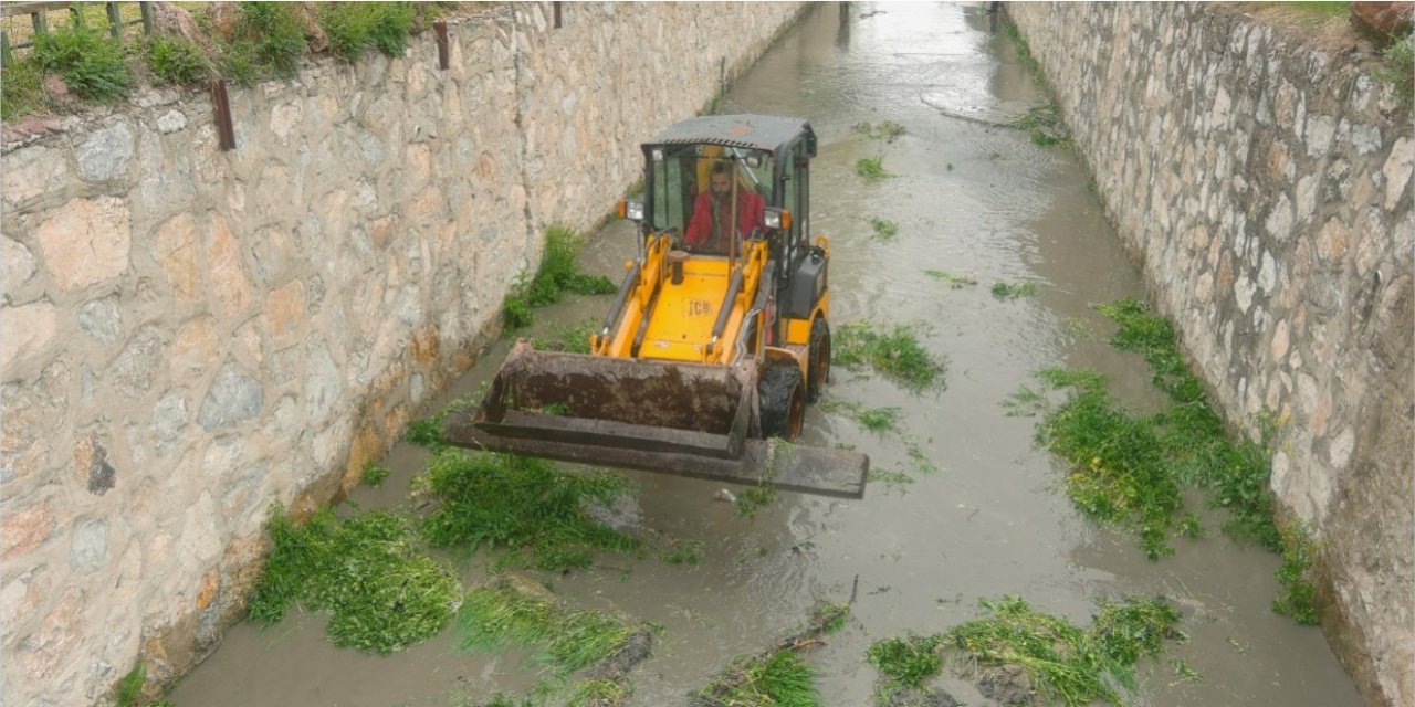 Kanal temizliği yapılıyor