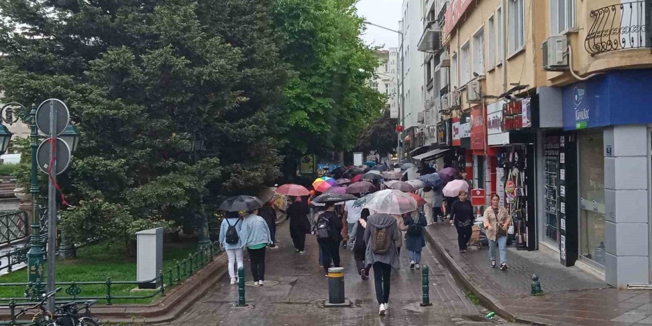 Rengarenk şemsiyeler renkli görüntü oluşturdu