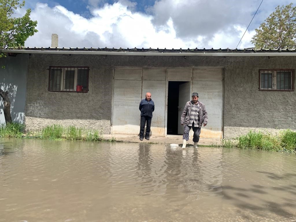 Bu dükkânları her yağmurda su basıyor