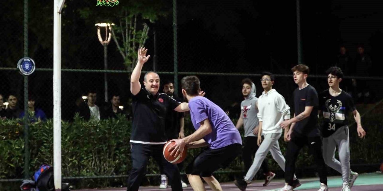 Bakan Varank, ilk kez oyunu kullanan gençlerle gece yarısı basketbol maçı yaptı