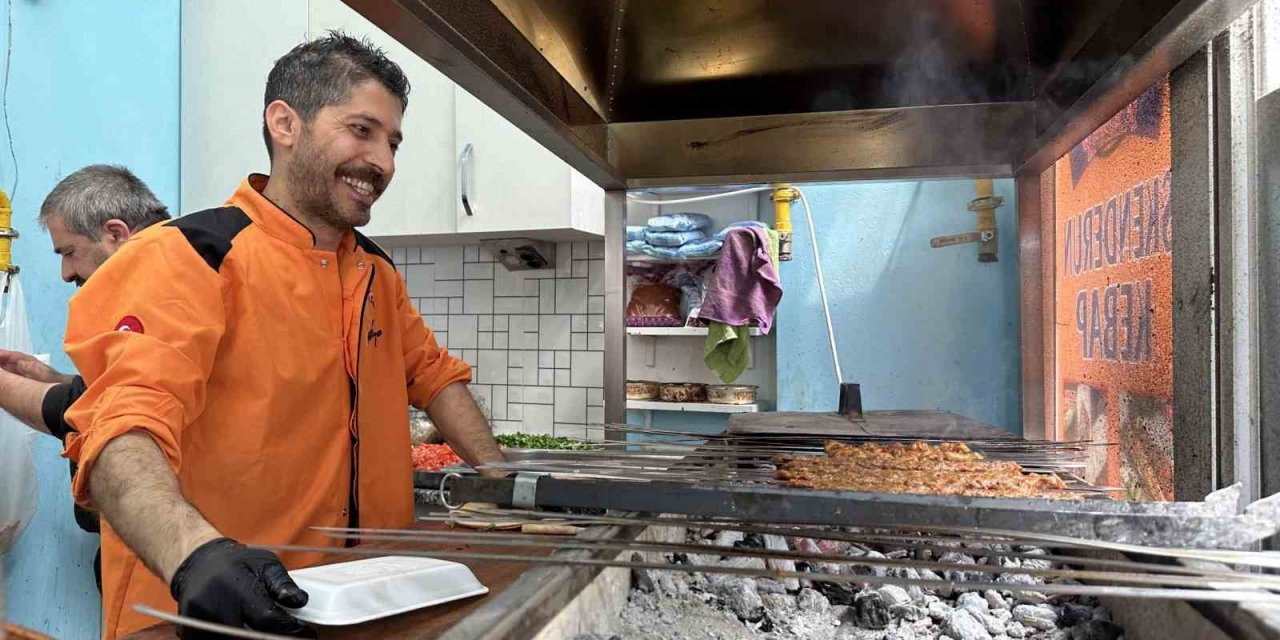 Hatay’lı kebapçı siparişlere yetişemiyor