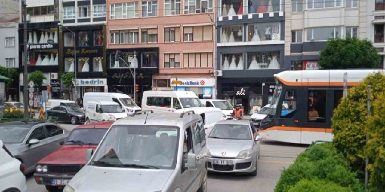 Otobüs kuyruğu trafiğin sıkışmasına neden oldu