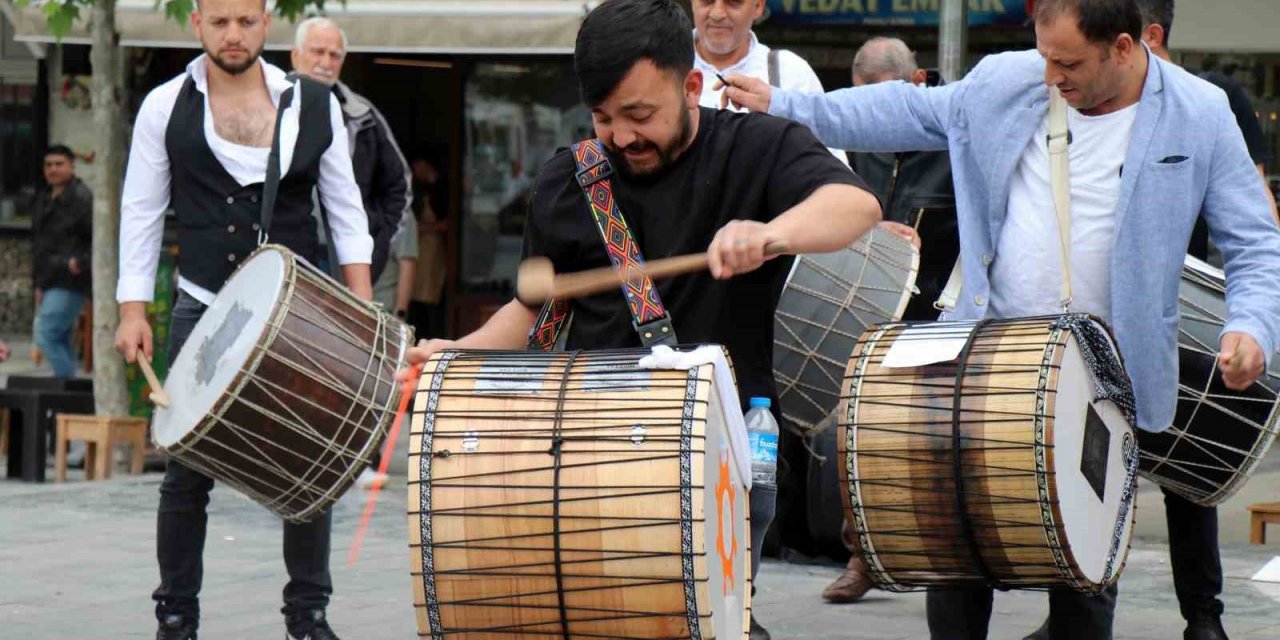 Davulcuları sokaklarda görenler şaşırdı