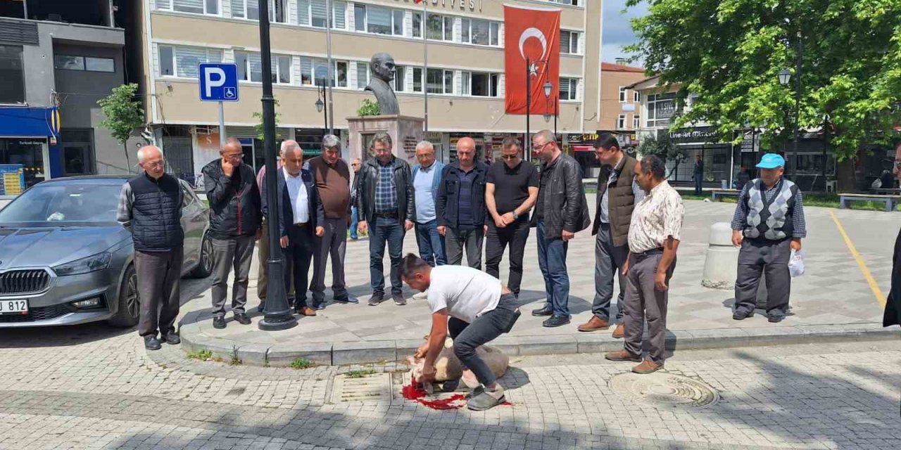 Seçim sonuçları için ilçe meydanında kurban kesti