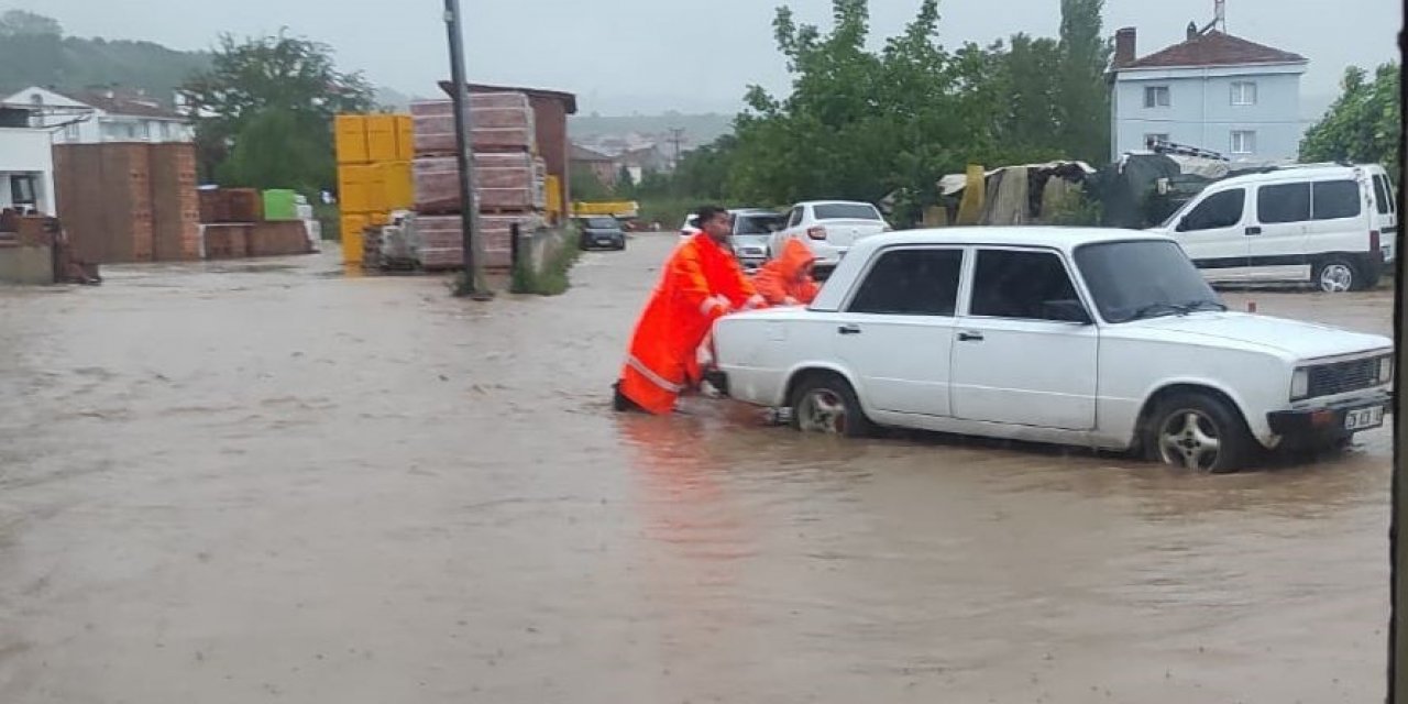 Mahsur kalan vatandaşları itfaiye kurtardı