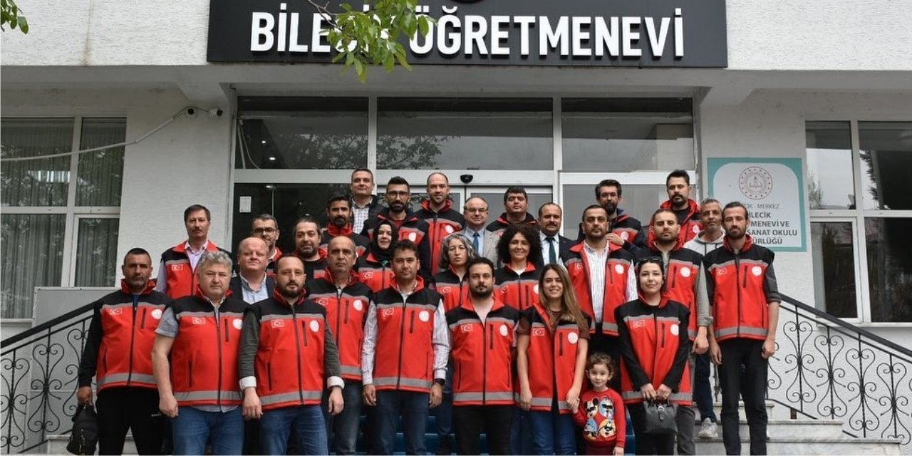 Deprem bölgesine giden personele plaketleri takdim edildi