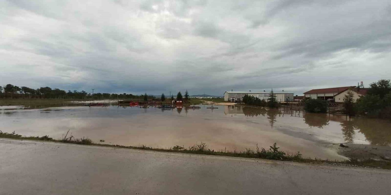 Sel bastı bazı ev ve yollar sular altında kaldı