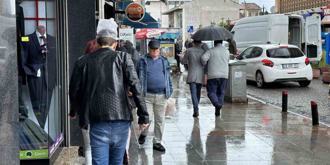 Yağmura yakalanan vatandaşların korunma çabası