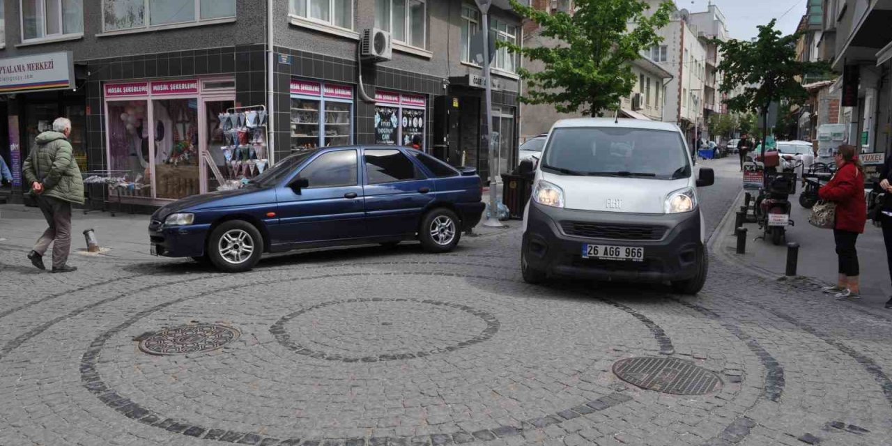 Ara sokaklarda trafik kurallarına uymayan sürücüler tehlike saçıyor