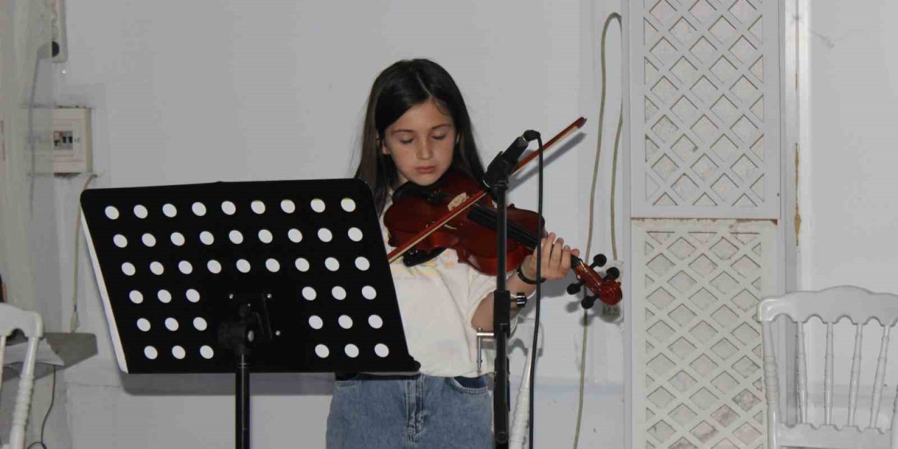 Halk eğitimi merkezi kursiyerlerinden müzik ziyafeti