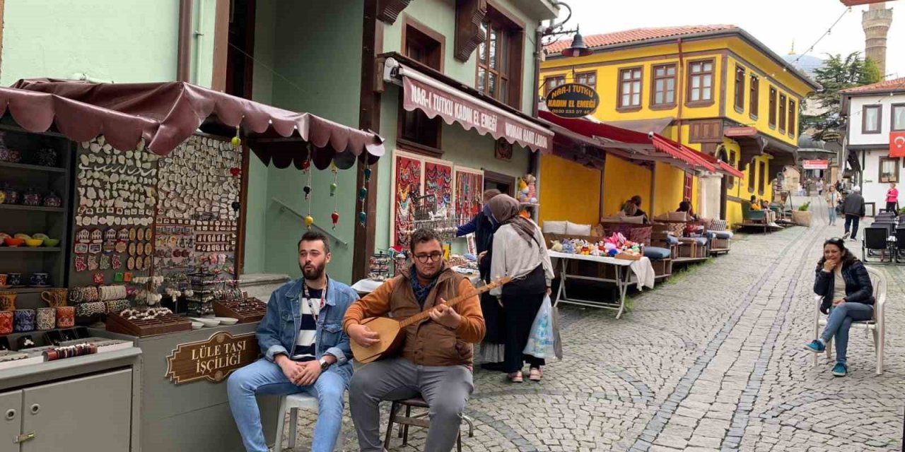 Tarihi bölgede esnaf turistleri yöresel türküler söyleyerek karşılıyor