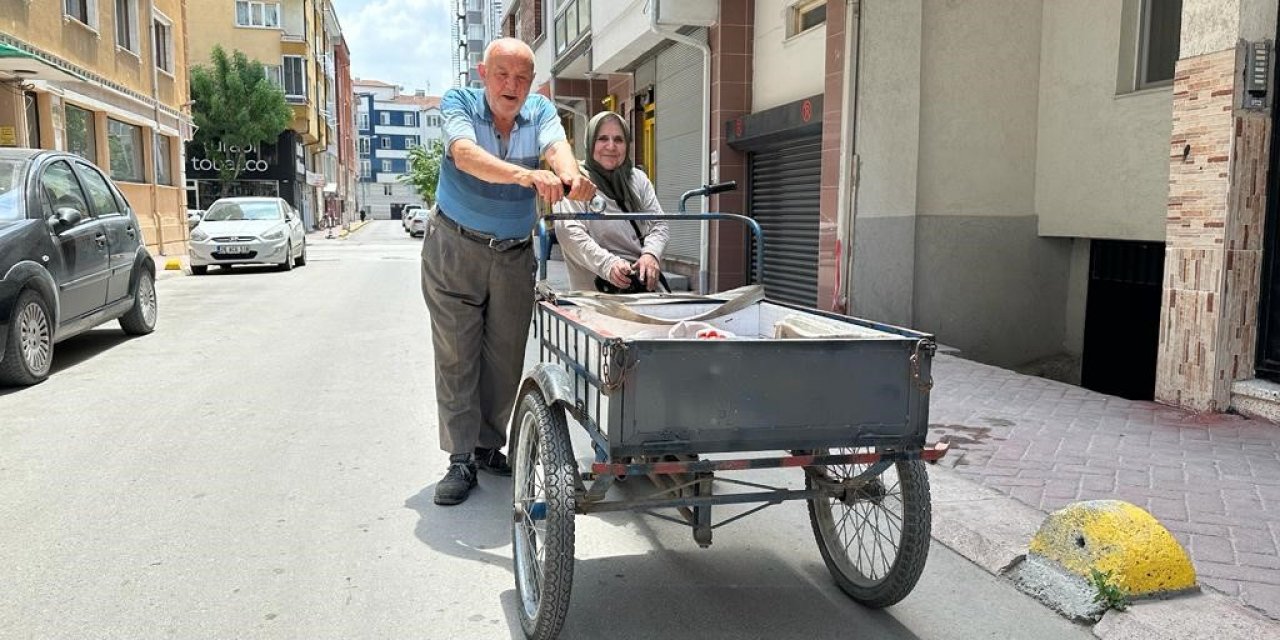 Yürümekte güçlük çeken eşini 3 tekerlekli bisikletle taşıyor