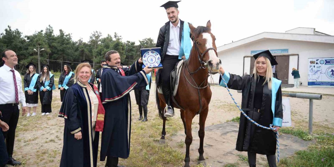 Mezuniyet belgelerini at üzerinde aldılar