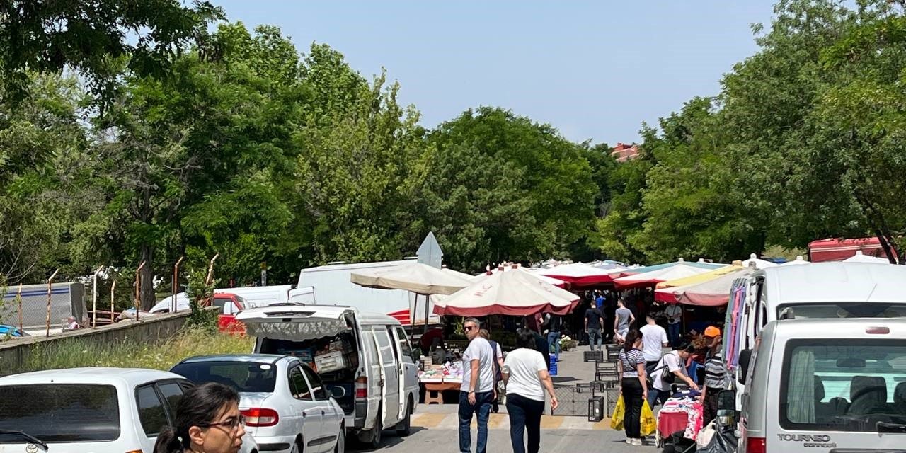 Velilerden sınav yapılan okulu önüne kurulan semt pazarı tepkisi