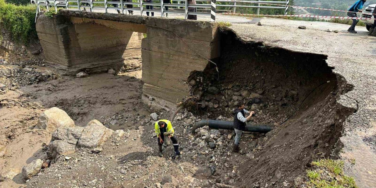 Köprü sular altında kaldı