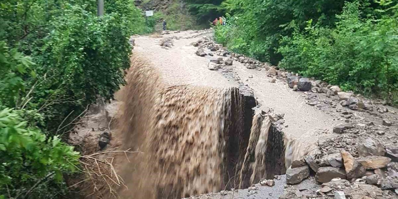 Şiddetli yağmur yolu çökertti, sular adeta şelale gibi aktı