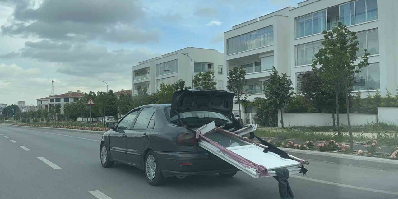 Otomobil bagajına yüklenen kapılar sürücüleri tedirgin etti