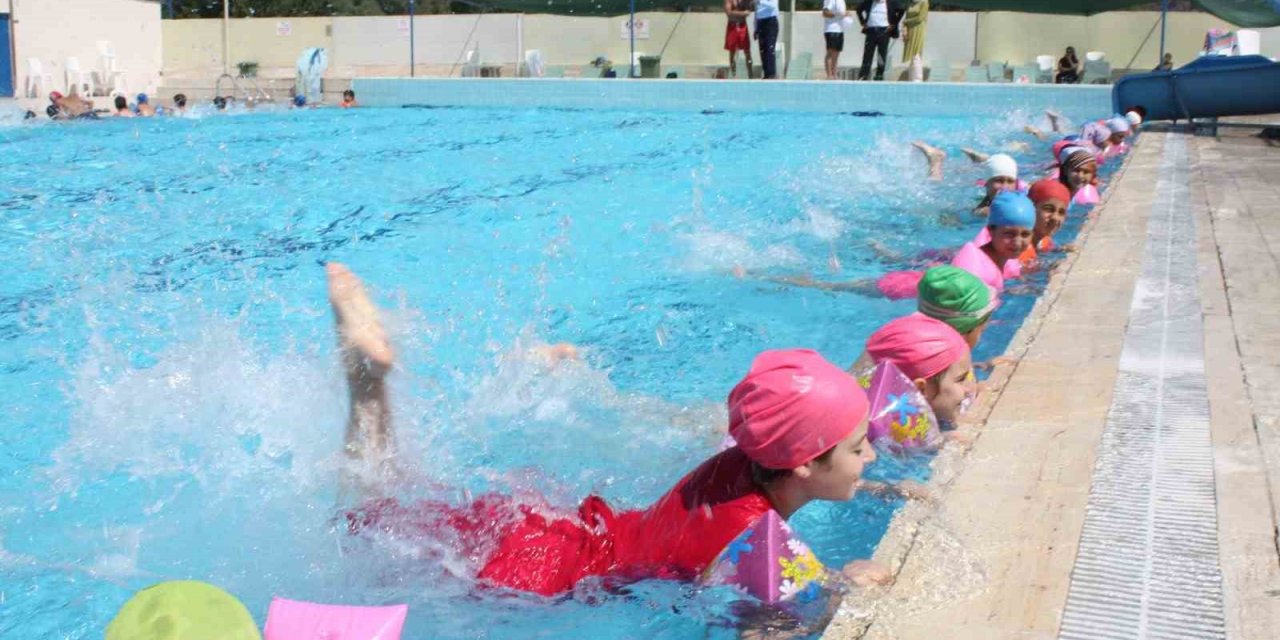 Osmaneli'nde yüzme havuzu faaliyete girdi