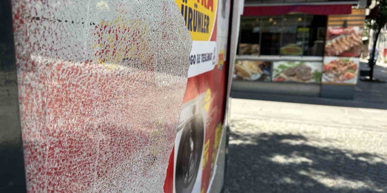 Kırılan billboard camı tehlike oluşturdu