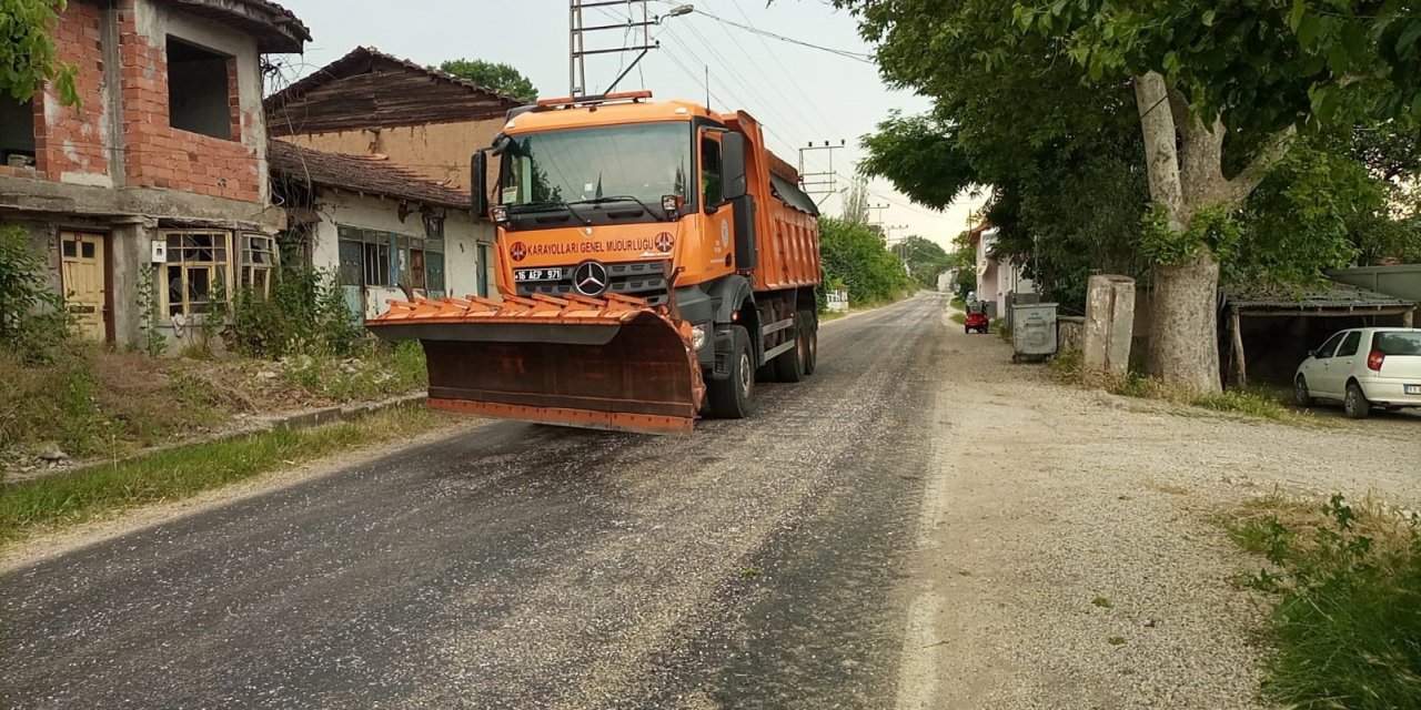 Sıcaktan eriyen asfalta karayolları ekiplerince mıcır döküldü