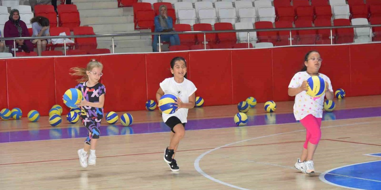 Minik voleybolcular ve minik yüzücüler çalışmalara başladı