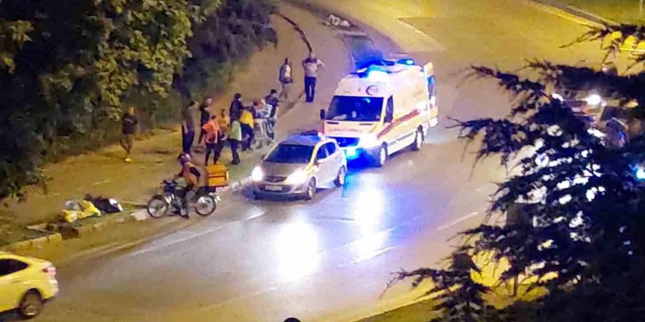 Bisikletli kuryeye otomobil çarptı