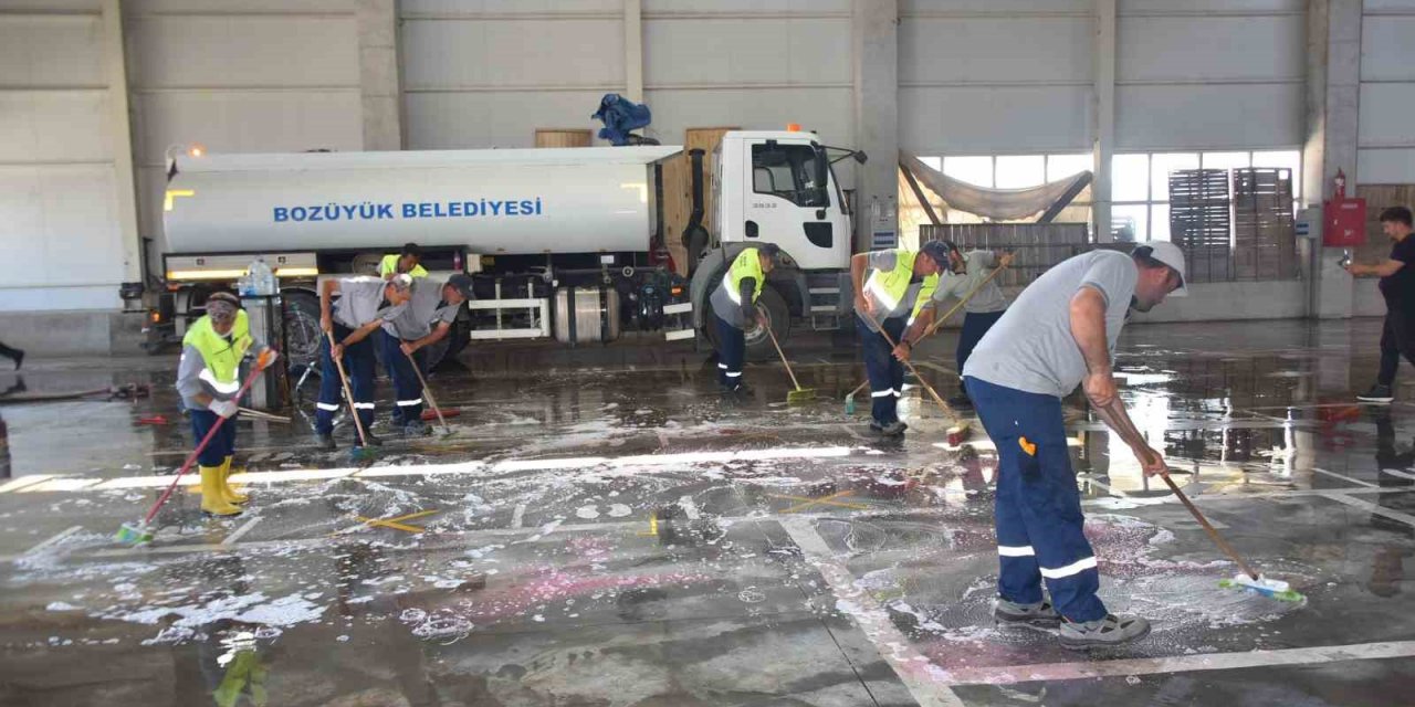 Kapalı pazar periyodik aralıklarla yıkanarak temizleniyor