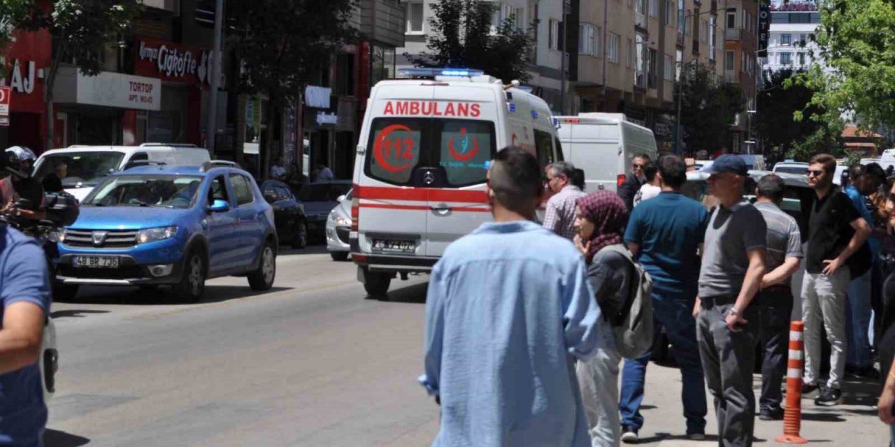 Ambulans güçlükle ana caddeye çıkabildi